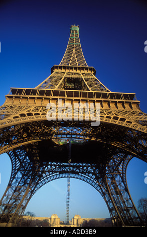 Blick zum Himmel von unten Paris Eiffelturm Frankreich Stockfoto