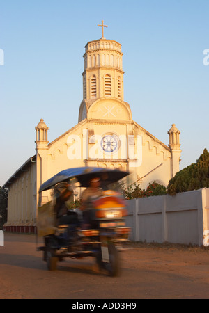 Tuk Tuk vorbei St. Teresa Kirche, Laos Stockfoto