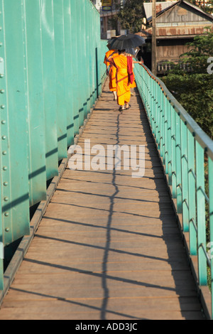 Mönche, die zu Fuß über die Brücke Stockfoto