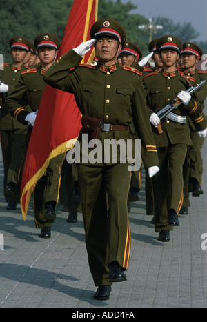 Gruß der Soldaten beim marschieren am Tiananmen-Platz mit einer roten Fahne in Beijing Peking China Stockfoto