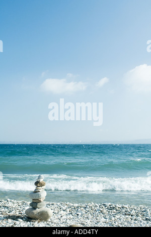 Stapel von Steinen am Strand Stockfoto