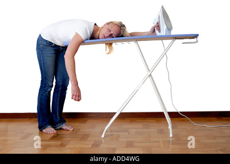 Frau stürzte am Bügelbrett ermüdet Stockfoto