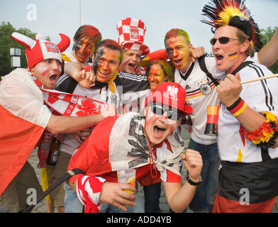 Polnischen und deutschen Fußball-Fans jubeln gemeinsam gut gelaunt vor der WM Spiel Deutschland Vs Polen Stockfoto