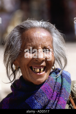 Lokalen grauen dunkelhaarige Frau lachend in Nepal Stockfoto