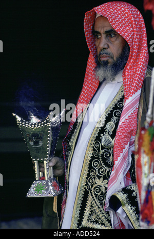 Beduinen-Mann hält einen Rauchen-Weihrauch-Brenner Saudi Arabien Stockfoto