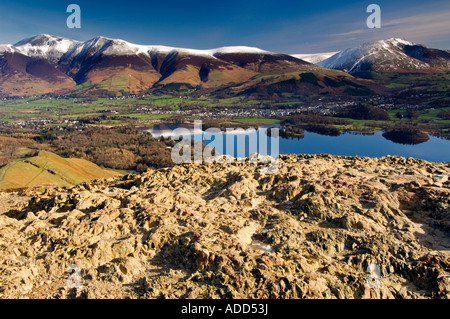 Skiddaw, Blencathra, Derwent Water und Keswick vom Gipfel der Katze Glocken im Winter, Lake District, Cumbria, England, UK Stockfoto