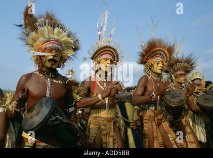 Musiker im Krieg Farben und Federschmuck auf Versammlung der Stämme Mount Hagen in Papua-Neu-Guinea Stockfoto