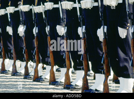 Soldaten stehen stramm und halten Sie Gewehre in einer Ehrengarde in Polen Stockfoto
