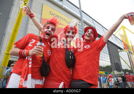 Schweizer Fussball-Fans jubeln in gute Stimmung vor dem WM-Stadion Dortmund Stockfoto