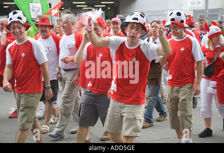 Schweizer Fussball-Fans jubeln in gute Stimmung vor dem WM-Stadion Dortmund Stockfoto