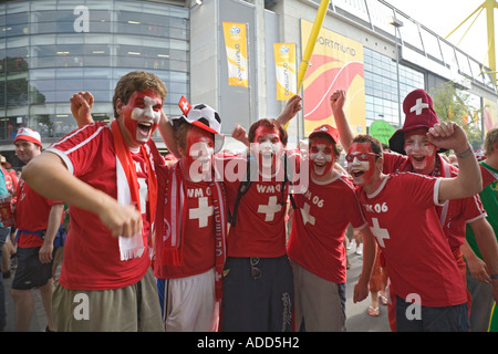 Schweizer Fussball-Fans jubeln in gute Stimmung vor dem WM-Stadion Dortmund Stockfoto