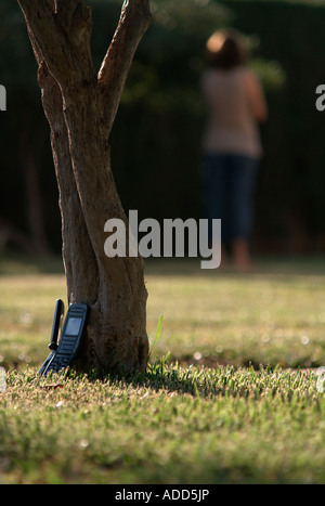 Anonyme Person hinterlässt ein paar Handys. Niedrige Sicht. Stockfoto