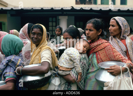 Arme Frauen Schlange für Essen bei Mutter Teresa s Mission in Kalkutta Indien Stockfoto