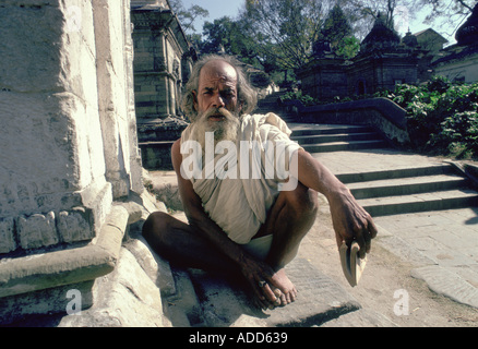 Heiliger Mann hocken auf der Hindutempel Pashupatinath am Fluss Bagmati in Nepal Stockfoto