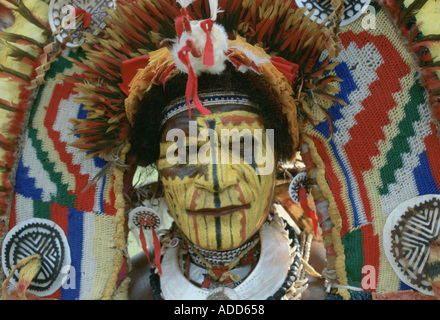 Mann mit zeremonieller Gesichtsfarbe, der an einem Sing Sing Tribal Treffen im Südpazifik von Papua-Neuguinea teilnimmt Stockfoto