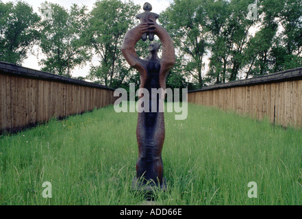 KZ Majdanek in Polen Holocaust Gedenkstätte Skulptur von Mutter und Kind Stockfoto