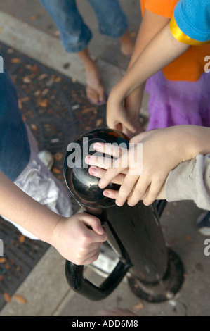 Kinderfüße in einem Kreis mit einer hand in der Mitte Stockfoto