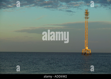 Antennen-Sendemast in Gewässer aus Ft Desoto park Stockfoto