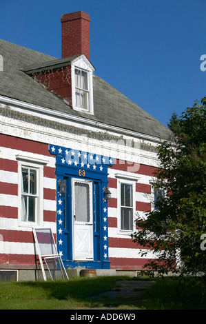 Alten Saunière Stilhaus in ländlichen Maine lackiert in roten weißen und blauen Sternen und Streifen Stockfoto