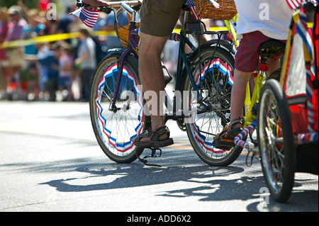 Beine von Vater und Sohn Fahrrad dekoriert für Fourth Of July Parade Brooklin, Maine Stockfoto