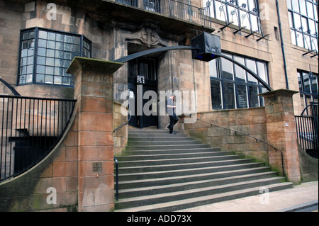 Weitwinkel-Ansicht von der Glasgow School of Art, Eingang, entworfen von Charles Rennie Mackintosh. Renfrew St, Glasgow, Schottland Stockfoto