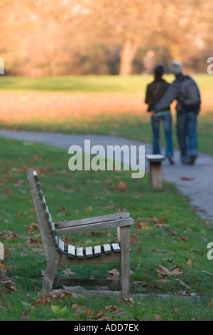 Junges Paar zu Fuß durch den park Stockfoto