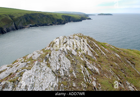 Blick auf Küste von felsigen Landzunge mit Blick auf Insel Cardigan aus Mwnt Pembrokeshire West Wales UK Stockfoto