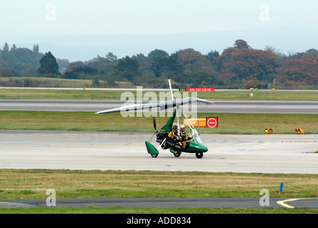 Pegasus Quik Microlight Flexwing Rollen am Flughafen Manchester England Vereinigtes Königreich UK Stockfoto