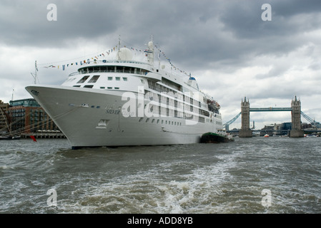 Ein kleinen Luxus Ozeandampfer, Silver Cloud, sitzt vor Anker in der Themse, Tower Bridge im Hintergrund. Stockfoto