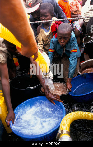 Flüchtlinge mit Eimern Becken, Wasser aus einem Medizin sans Frontier Wasser LKW verteilt. Stockfoto