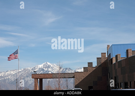 Ein Blick auf einen Teil einer modernen Architektur Gebäude in Utah, USA, komplett mit Fahnenmast und Rocky Mountains. Stockfoto