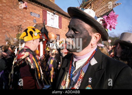 Schwarz konfrontiert Morris Dancers Alvechurch Worcestershire England Stockfoto