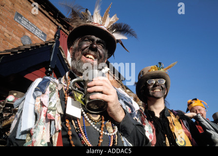 Schwarz konfrontiert Morris Dancers Alvechurch Worcestershire England Stockfoto