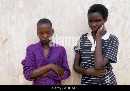 Zwei Mädchen, Tutsi in Kyonza Waisenhaus. Beide Eltern starben und sie selbst wurden schwer verletzt durch Machete Schläge. Stockfoto