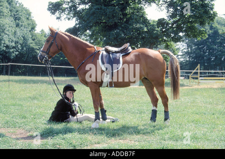 Mein Pony, junges Mädchen Konkurrent hält die Zügel der ihr Pony an einem gymkhana Stockfoto