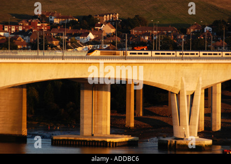 Eurostar-Zug überquert den Fluss Medway Rochester Kent England Stockfoto