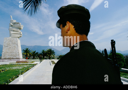 Albanien-Soldaten Wache am Tirana Partei Denkmal. Stockfoto