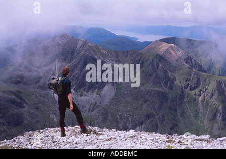 Wanderer auf Mountain Top bewundern herrlichen Fernblick über die Berge und Seen von den schottischen Highlands, Schottland, UK Stockfoto