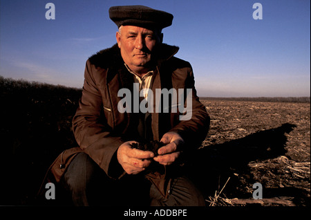 Ein Landwirt, der Boden in den Händen hält, auf einem der Felder des Kollektivbauernhofs des Kongresses von 21. am Stadtrand von Donezk. November 1989 Stockfoto