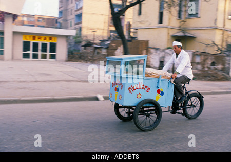 EIS VERKÄUFER RADFAHREN VENDING TRIKE AUF DER STRAßE, DURREZ, 1990, Stockfoto