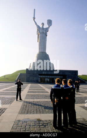 Im Kriegs-Gedenkpark in Kiew werden Matrosen fotografiert. Die Statue des „Vaterlandes“ wurde 1975 erbaut und steht über 100 Meter. Ukraine, November 1989 Stockfoto