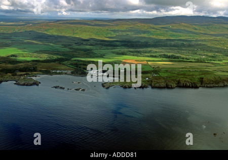 07 2000 Islay Schottland die Lagavulin Destillerie Zentrum an der Küste auf der Insel Islay, aus der Luft gesehen Stockfoto