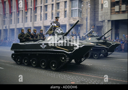 Ukraine Revolutionstag in ZentralKiew am 7.. November 1989. Generäle und bewaffnete Soldaten marschieren auf Panzern durch das Stadtzentrum. Stockfoto