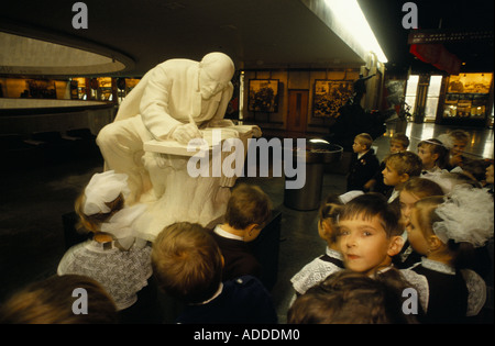 Schulen halten in den Tagen vor dem Tag der Revolution am 7.. November 1989 Zeremonien an der Lenin-Statue im Lenin-Museum in Kiew, Ukraine, ab. Stockfoto