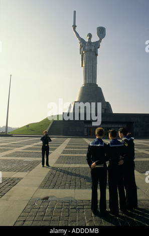 Im Kriegs-Gedenkpark in Kiew werden Matrosen fotografiert. Die Statue des „Vaterlandes“ wurde 1975 erbaut und steht über 100 Meter. Ukraine, November 1989 Stockfoto