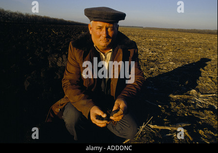 Ein Landwirt, der Boden in den Händen hält, auf einem der Felder des Kollektivbauernhofs des Kongresses von 21. am Stadtrand von Donezk. November 1989 Stockfoto