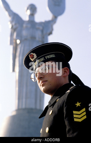 Im Kriegs-Gedenkpark in Kiew werden Matrosen fotografiert. Die Statue des „Vaterlandes“ wurde 1975 erbaut und steht über 100 Meter. Ukraine, November 1989 Stockfoto