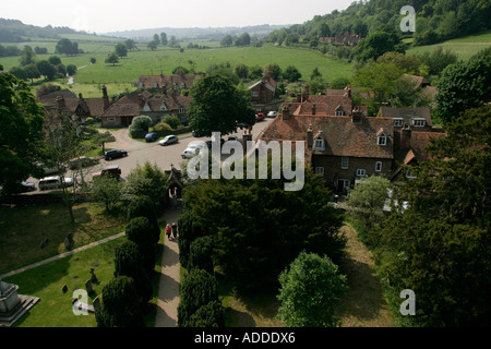 Hohen Blick vom Uhrenturm von zwei Menschen, die zu Fuß zur Kirche in Hambleden Dorf. Stockfoto