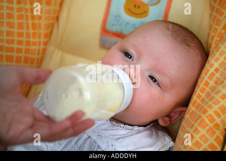 Model Released zehn Wochen alten Babymädchen mit Flasche Stockfoto