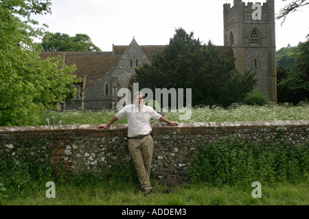 Hambleden: Henry Smith, 48, Erben, Viscount Hambleden, neben den Dorf-Kirchhof. Stockfoto